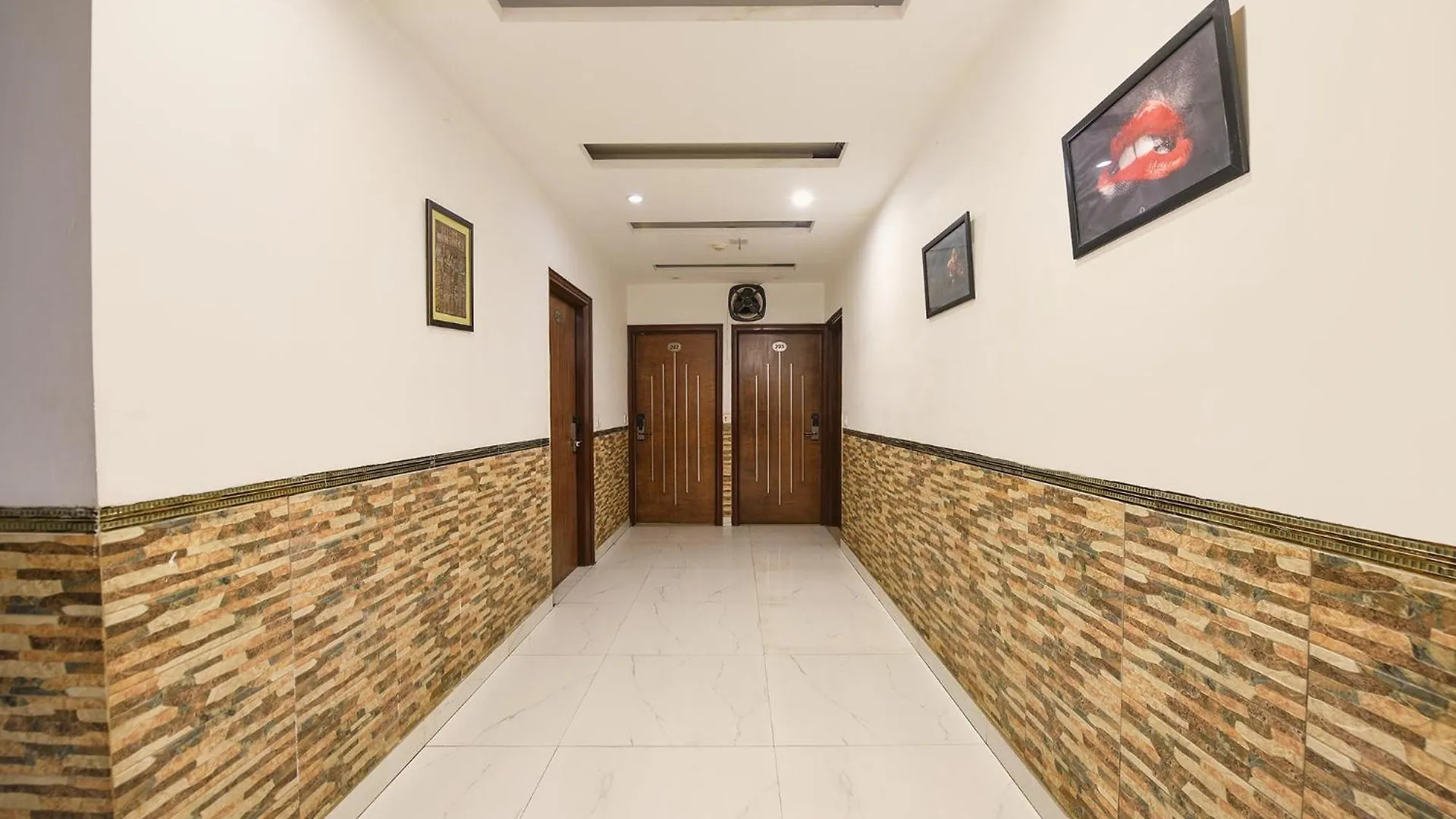 *** Hotel Fabhotel The Kings Plaza New Delhi India